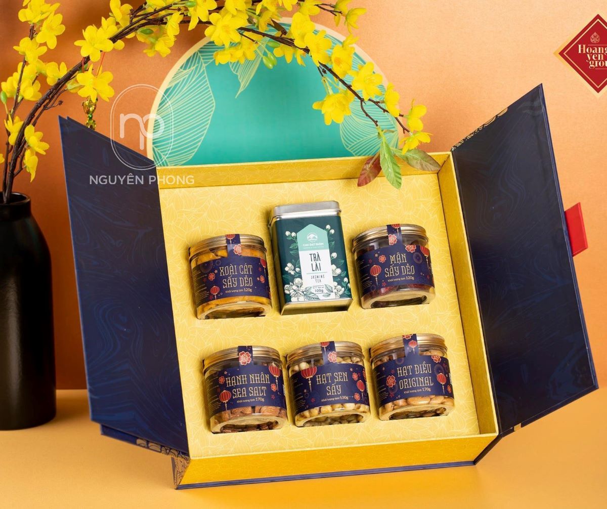 Mẫu in hộp cứng dạng cánh bướm đựng quà Tết 